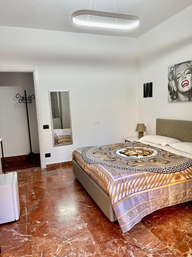 كروتوني Rooms Lungomare المظهر الخارجي الصورة